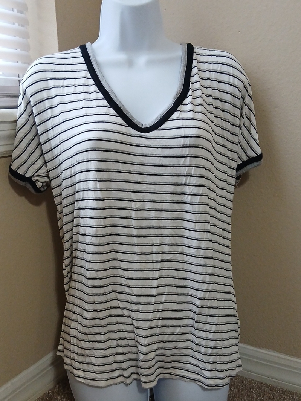 🎀Bobeau Black & White Striped V Neck Tee